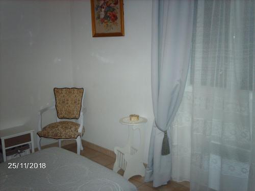 レギュスにあるAppartement Locéanaïsのベッドルーム1室(ベッド1台、椅子、窓付)