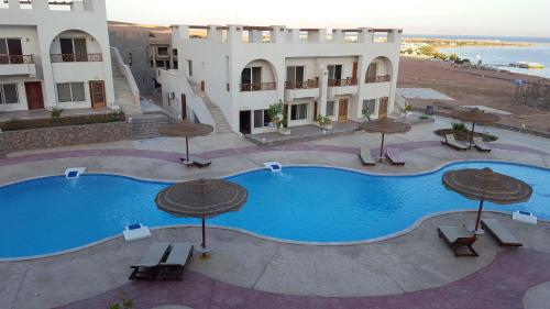 Bazén v ubytování Half Moon - Sunny Dahab resort nebo v jeho okolí