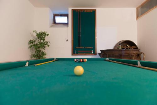 loft style tavernaにあるビリヤード台