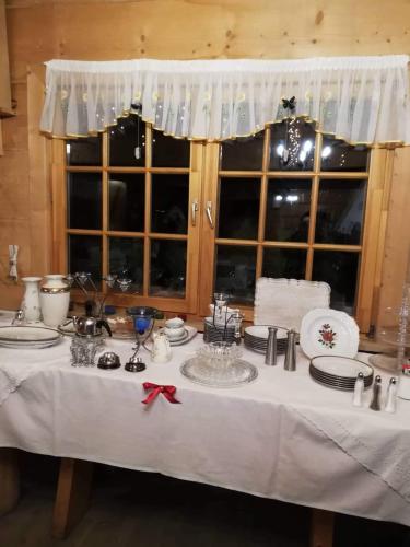 una mesa con un mantel blanco. en GliczarowSki u Zbója, en Zakopane