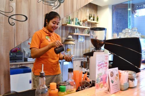 a woman standing in a kitchen with a blender at HARRIS Hotel and Conventions Denpasar Bali in Denpasar