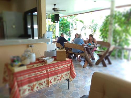 三百岭斯特拉度假酒店的一群人坐在餐厅的一张桌子旁