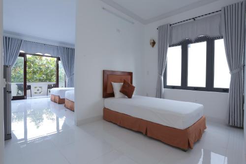 Ένα ή περισσότερα κρεβάτια σε δωμάτιο στο Hanh Nhung Villa