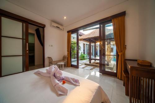Una habitación con una cama con un elefante. en Clover Villa Sanur, en Sanur