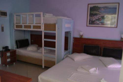 Postel nebo postele na pokoji v ubytování Diethnes Hotel