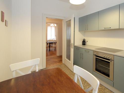 A kitchen or kitchenette at Apartments Spalenring 10