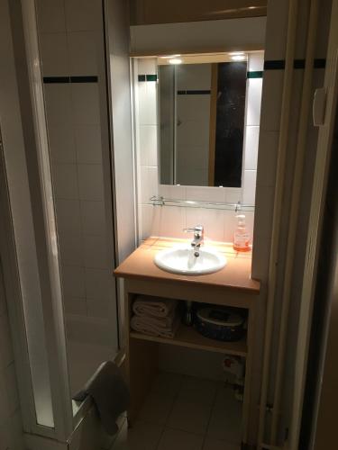 une salle de bain avec un lavabo et un miroir dans l'établissement Duplex VUE IMPRENABLE, 2 chb, 2 Sdb, 6 pers, à La Clusaz