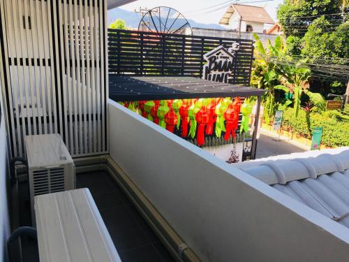 Κήπος έξω από το Baan Lung Poshtel