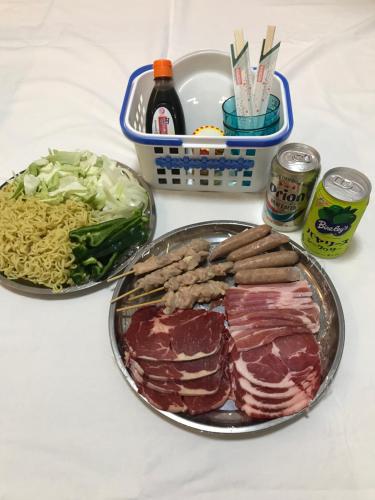 dos platos de comida con carne y verduras en una mesa en シーブリーズ古宇利, en Nakijin