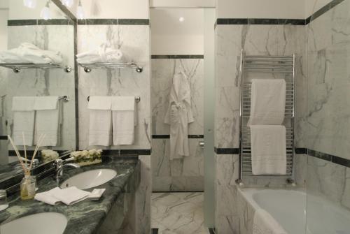 
A bathroom at Hotel degli Orafi
