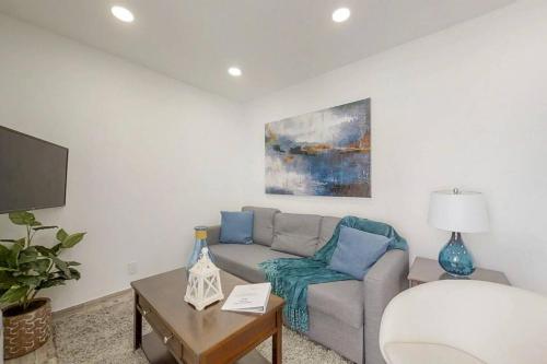 a living room with a couch and a table at Cozy apartment wsteps to beach boardwalk in Hollywood