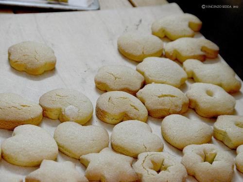 a bunch of cookies with hearts on a baking sheet at Country House S'Ozzastru in Dorgali