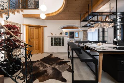 Η κουζίνα ή μικρή κουζίνα στο Designferienhaus Luxus Bergchalet XXL Ski In-Out Snow Space Wagrain Flachau
