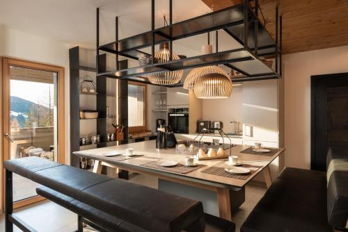 Η κουζίνα ή μικρή κουζίνα στο Designferienhaus Luxus Bergchalet XXL Ski In-Out Snow Space Wagrain Flachau