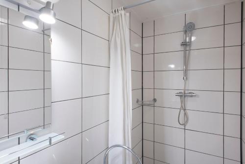 ブレスケンスにあるHello Zeeland - Vakantiehuis Duinroos 167のバスルーム(シャワー、シャワーカーテン付)