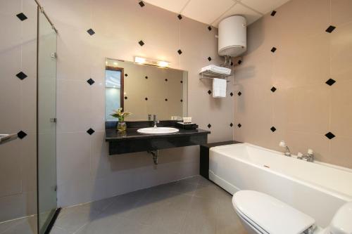 Phòng tắm tại Sen Hotel - Managed by Sen Hotel Group