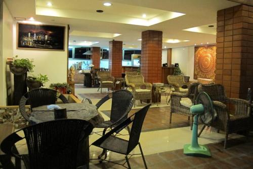 eine Lobby mit Stühlen und einem Tisch sowie ein Restaurant in der Unterkunft Jomtien Hostel 3 in Jomtien Beach