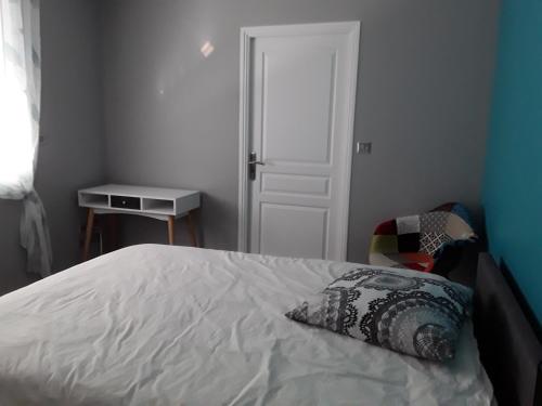 - une chambre avec un lit et un oreiller dans l'établissement Petite suite sympa Avoine, à Avoine