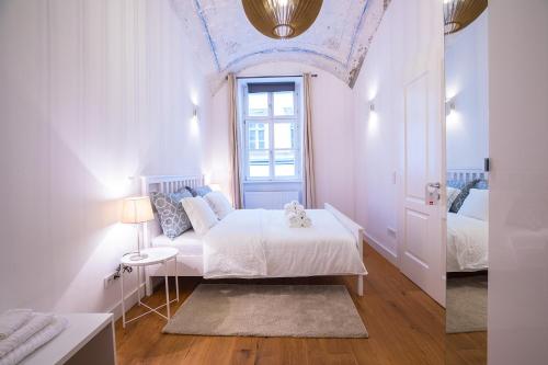 Deluxe Apartment Talia في زغرب: غرفة نوم بسرير ابيض بسقف ازرق