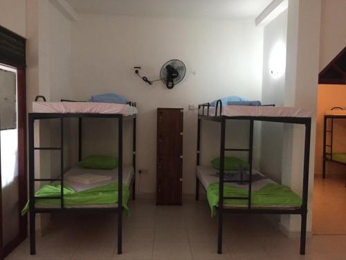 Una cama o camas en una habitación de Damith Guest House