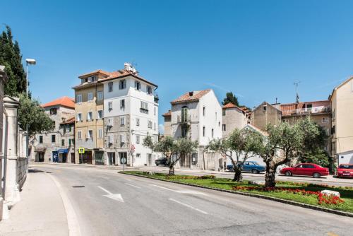 una strada vuota in una città con edifici di Villa Galla a Spalato (Split)