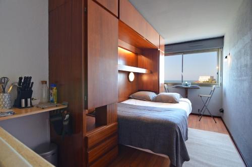 une petite chambre avec un lit et une fenêtre dans l'établissement Air Marin - Studio - 70 mètres de la plage - Ocean View - Hypercentre, à Biarritz
