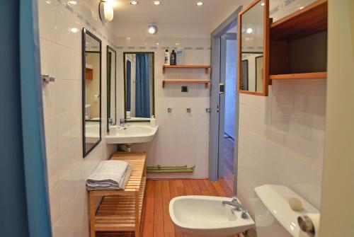 une salle de bain avec deux lavabos et un miroir dans l'établissement Air Marin - Studio - 70 mètres de la plage - Ocean View - Hypercentre, à Biarritz