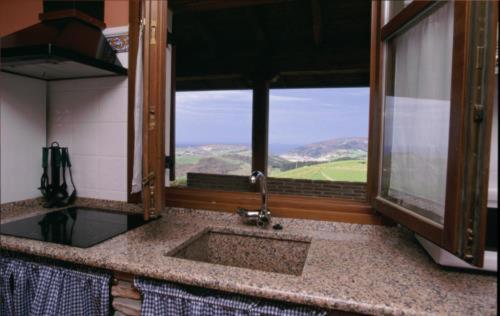 a kitchen counter with a sink and a window at Agroturismo Orortegi in Aia