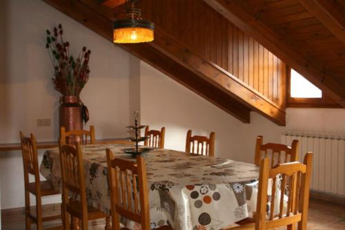 a dining room with a table and chairs at Ramonet in Son