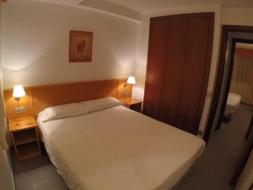  Apartamentos Turísticos Roc Del Castell -  Room  picture :   Tea/Coffee maker    Bath    Safety deposit box                           