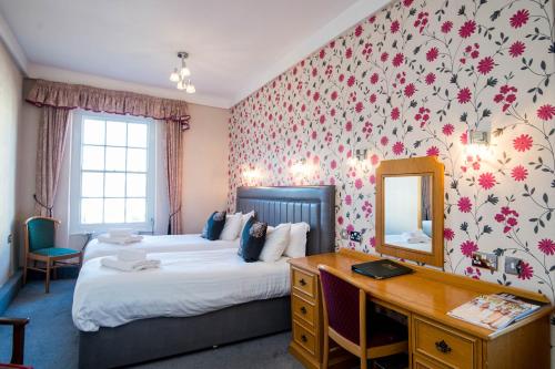 Ivy Bush Royal Hotel by Compass Hospitalityにあるベッド