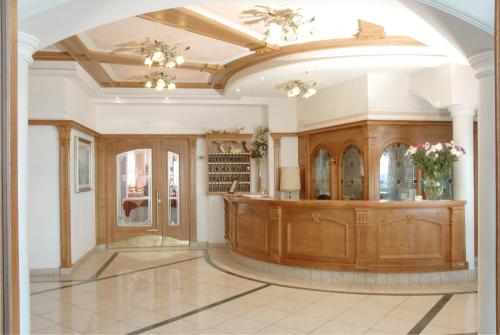 Habitación grande con arco y armario de madera. en Ariston Lake View Hotel, en Molveno