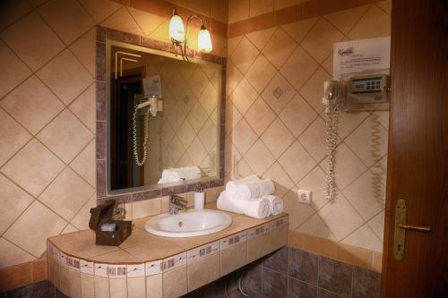 a bathroom with a sink and a mirror at Hotel Epavlis in Káto Poróïa