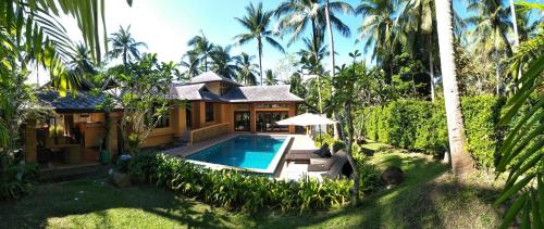 Piscina de la sau aproape de Silent Palm Samui