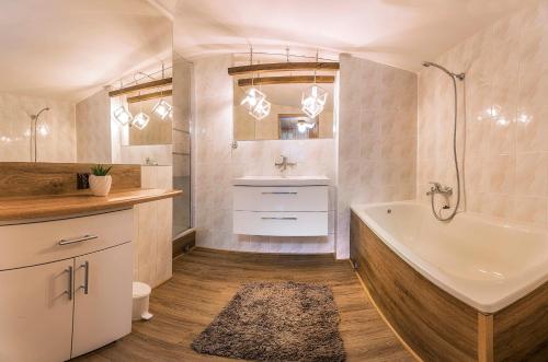 łazienka z wanną i umywalką w obiekcie Bastówka Apartamenty w Ustroniu