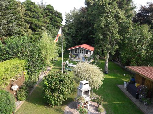 an aerial view of a garden with a house and a flag at Stefanie in Heide