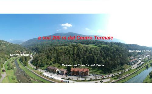 コマーノ・テルメにあるResidenza Finestra sul Parcoの川のある山のホテルの看板
