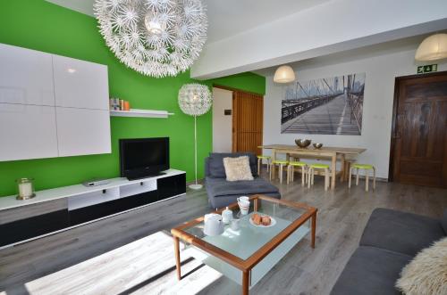 een woonkamer met een bank en een tafel bij City Living Suites TK1 Rm 2 in St Julian's