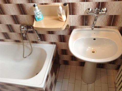 W łazience znajduje się umywalka i wanna. w obiekcie AT Pension w Czeskich Budziejowicach