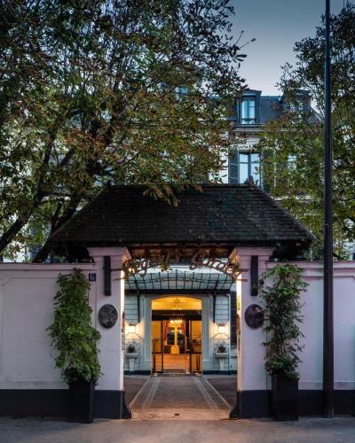 an entrance to a house with a building at Hôtel Regent's Garden - Astotel in Paris