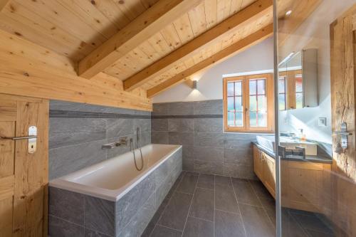 Koupelna v ubytování Chalet Riquet - Ski/in-out - Jacuzzi