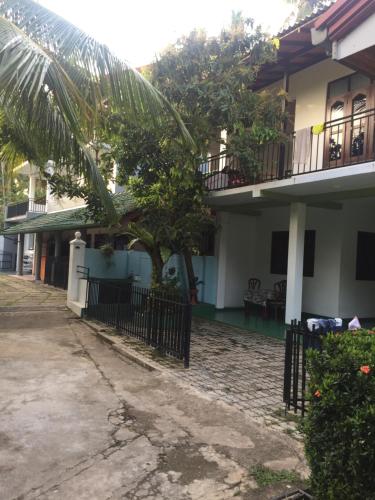El edificio en el que está la casa de huéspedes