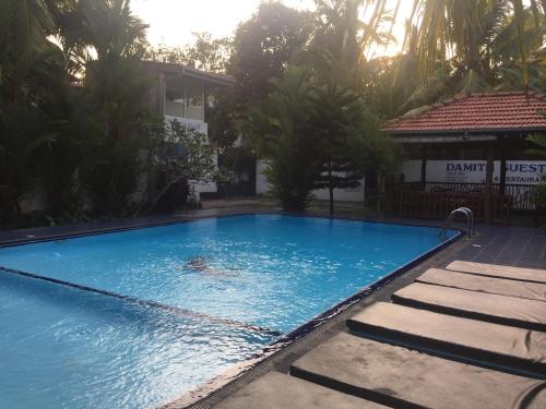 La alberca dentro o cerca de Damith Guest House
