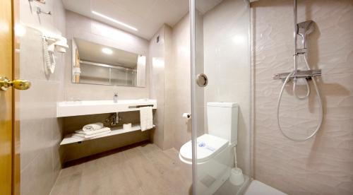 a bathroom with a shower and a toilet and a sink at Port Eugeni in Cambrils