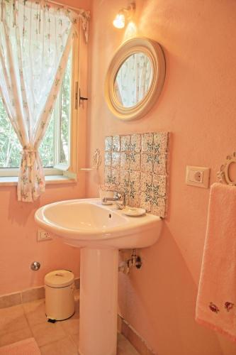 a bathroom with a sink and a window at Prasini Luxury Cottage in Oziás