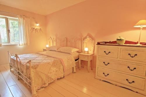 Posteľ alebo postele v izbe v ubytovaní Prasini Luxury Cottage