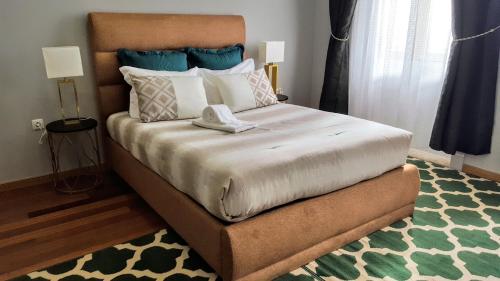 Un dormitorio con una cama grande con almohadas. en Cool Guesthouse, en Oporto