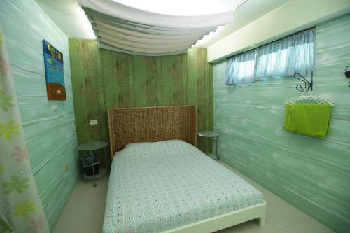 a small room with a small bed in a room at Sha Feng Lu Dian in Magong