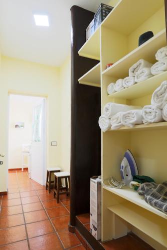 a room with shelves with towels and a table at Marody House Vacacional in Granadilla de Abona