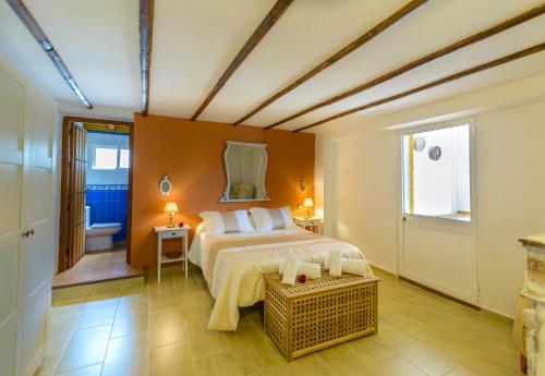 Postel nebo postele na pokoji v ubytování Casa Jardín del Olivar con Piscina privada